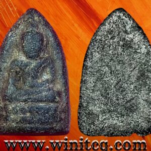 พระชัยวัฒน์เนื้อผงพิมพ์หัวเตารีดครึ่งซีกเล็กเจ้าคุณศรี (สนธิ์)  วัดสุทัศน์ ฯ กทม.