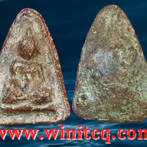 พระนางกำแพงเนื้อดินพิมพ์กลีบบัวตัด กรุวัดหัวเขา กำแพงเพชร