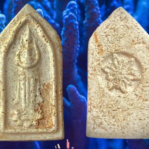 พระยืนอุ้มบาตรพระครูสังฆ์รักษ์ (เงิน) วัดอินทรวิหาร กทม.