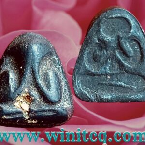 พระปิดตาเนื้อผงคลุกรักพิมพ์เล็กหลังแบบ เจ้าคุณวิเชียร วัดเคลือวัลย์ ชลบุรี