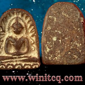 พระกำแพงซุ้มกอเนื้อดินพิมพ์ใหญ่ลายกนก กรุวัดอาวาสใหญ่ กำแพงเพชร